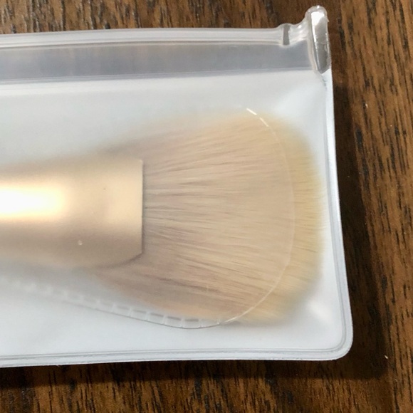 Huda Beauty GloWish Airbrush Finish Skin Tint Brush - Picture 8 of 9